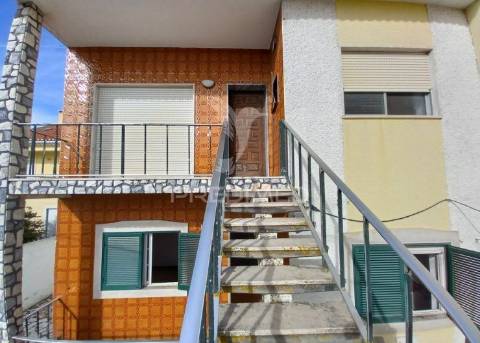 Moradia t2 com grande terraço e espaço exterior