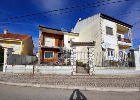 Moradia t2 com grande terraço e espaço exterior