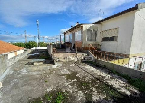 Moradia t2 com grande terraço e espaço exterior