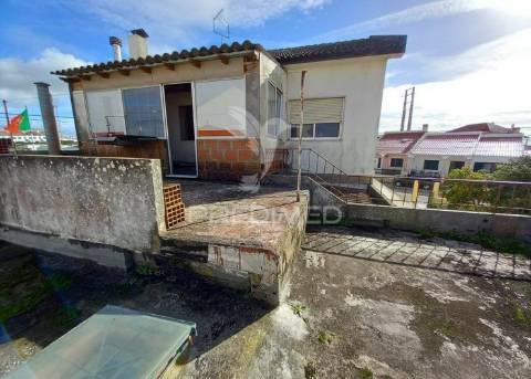 Moradia t2 com grande terraço e espaço exterior