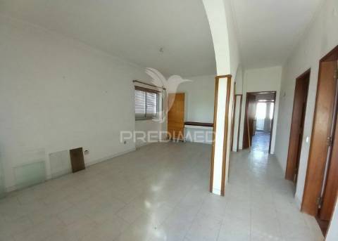 Moradia t2 com grande terraço e espaço exterior