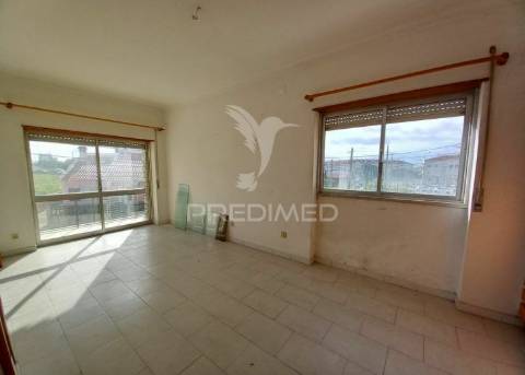 Moradia t2 com grande terraço e espaço exterior