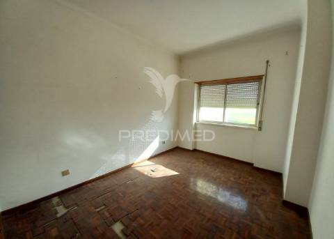 Moradia t2 com grande terraço e espaço exterior