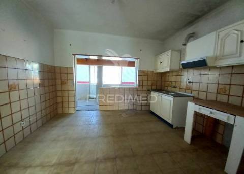 Moradia t2 com grande terraço e espaço exterior