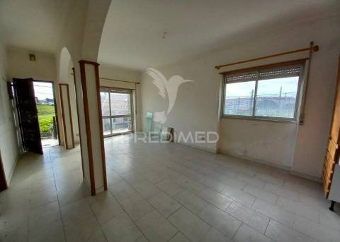 Moradia t2 com grande terraço e espaço exterior