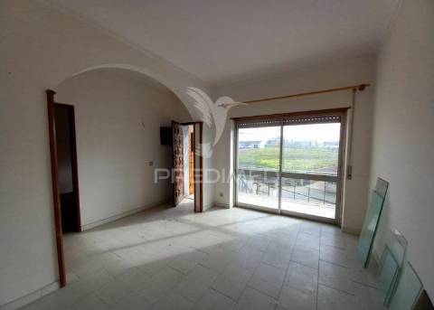 Moradia t2 com grande terraço e espaço exterior