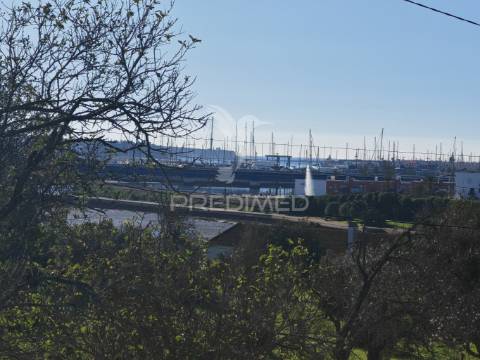 Terreno com 2 ruinas junto ao rio