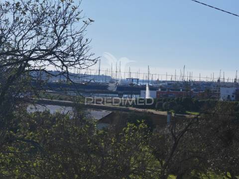 Terreno com 2 ruinas junto ao rio