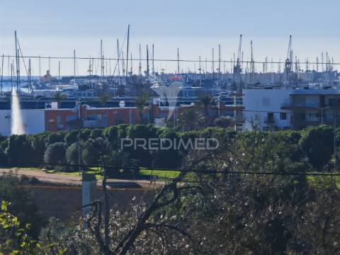 Terreno com 2 ruinas junto ao rio