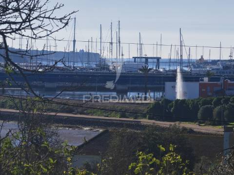 Terreno com 2 ruinas junto ao rio