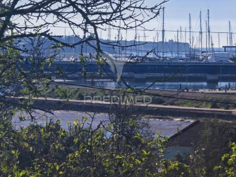 Terreno com 2 ruinas junto ao rio