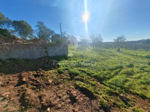 Terreno com 2 ruinas junto ao rio