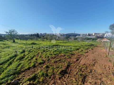 Terreno com 2 ruinas junto ao rio