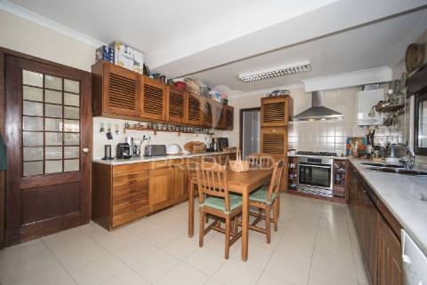 Lisboa / olivais ( próximo ao novo hospital de todos os santos ) - moradia  t6 + 1 com piscina