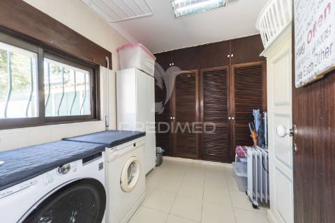 Lisboa / olivais ( próximo ao novo hospital de todos os santos ) - moradia  t6 + 1 com piscina