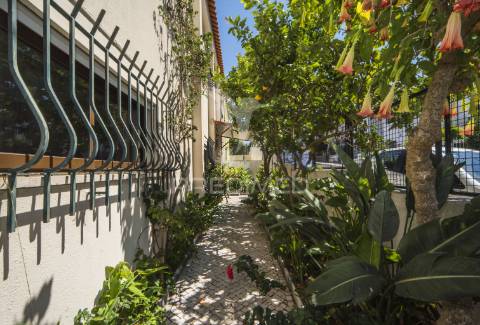 Lisboa / olivais ( próximo ao novo hospital de todos os santos ) - moradia  t6 + 1 com piscina