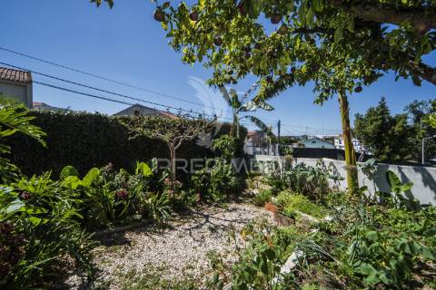 Lisboa / olivais ( próximo ao novo hospital de todos os santos ) - moradia  t6 + 1 com piscina