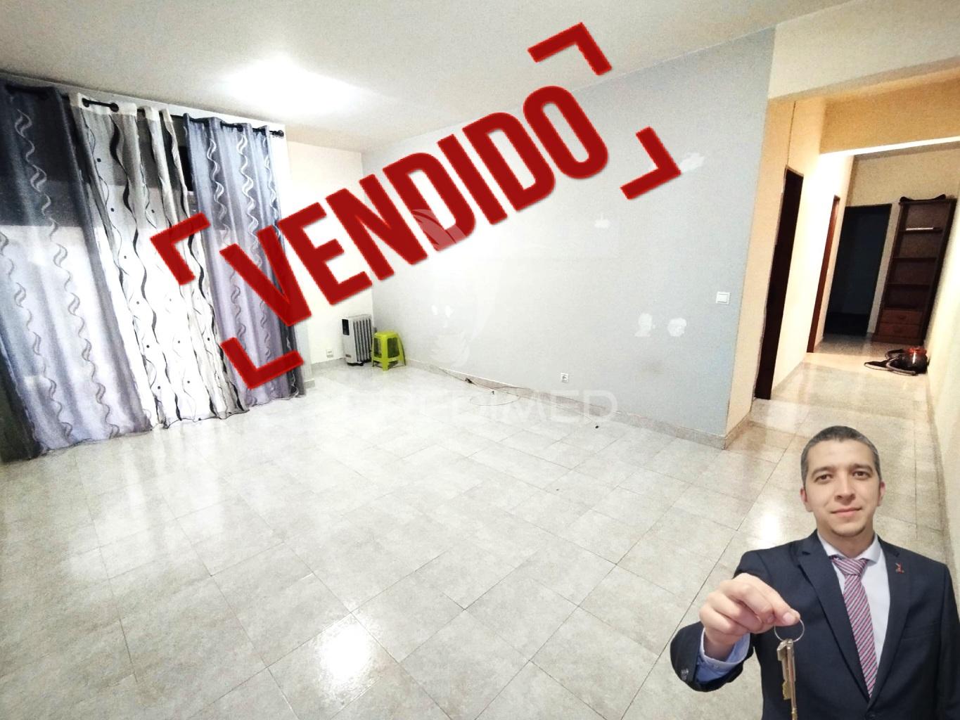 Apartamento com varanda e elevador