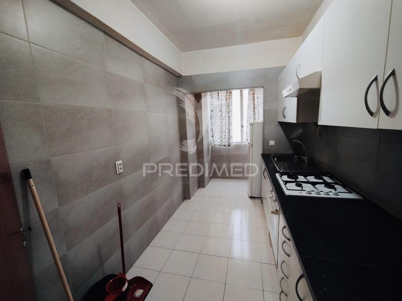 Apartamento com varanda e elevador