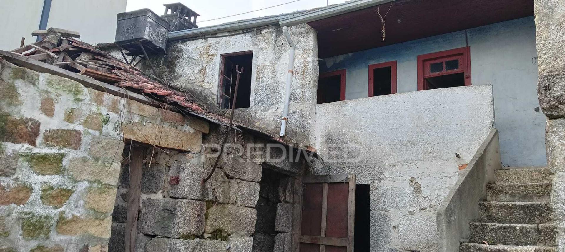 Moradia para recuperar com terreno