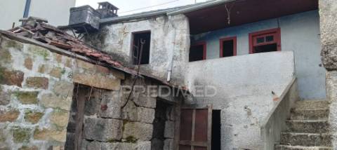 Moradia para recuperar com terreno