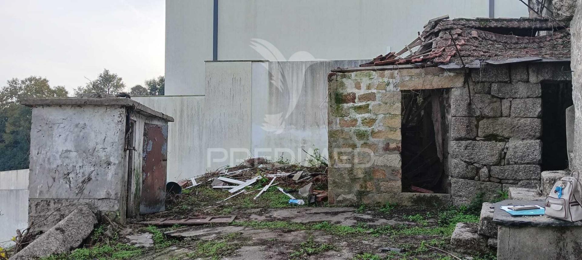 Moradia para recuperar com terreno