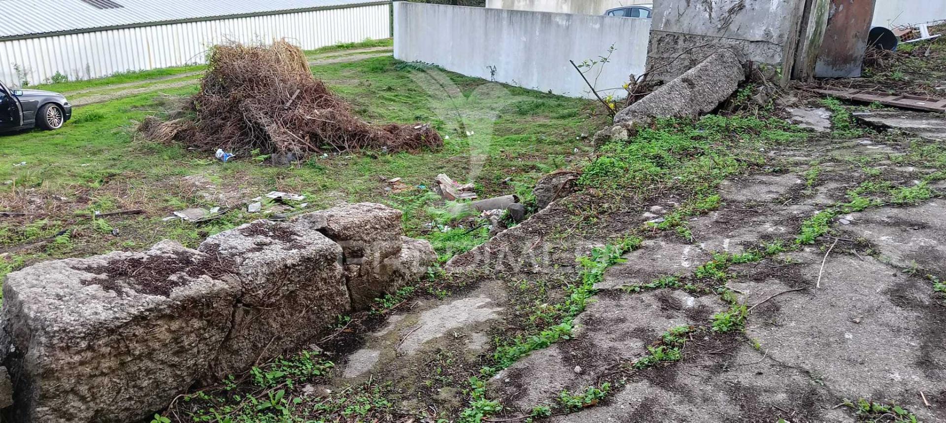 Moradia para recuperar com terreno