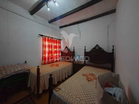 Terreno/quintinha com  23000m2  e moradia t3