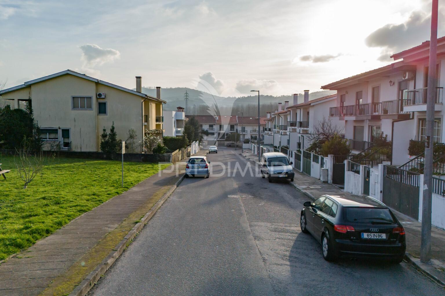 Lote para construção moradia de gaveto com 337m2 em real, braga