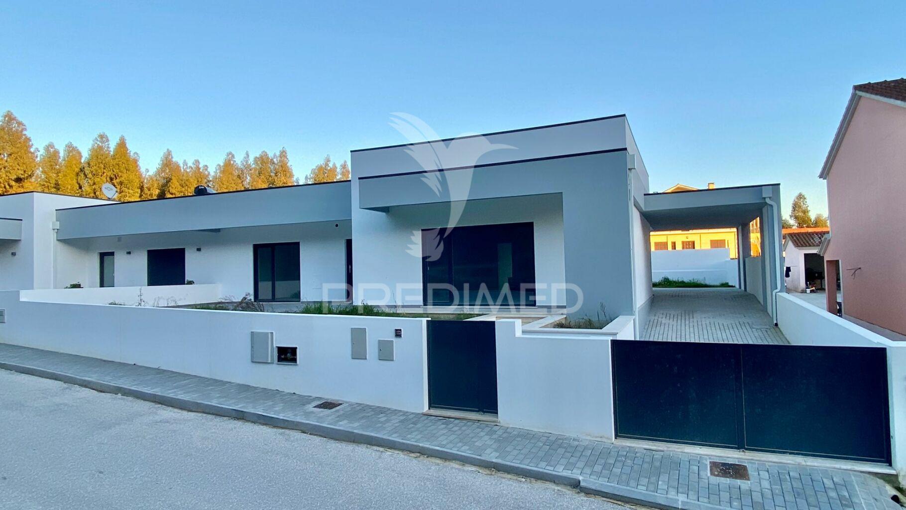 Moradia geminada em rio maior