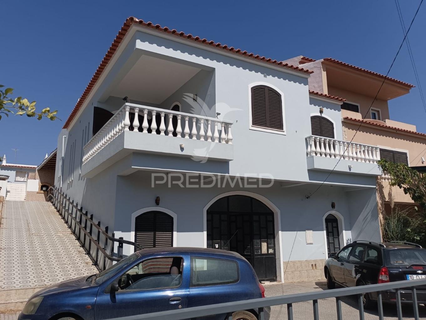 Moradia t3, com armazém e anexo t2