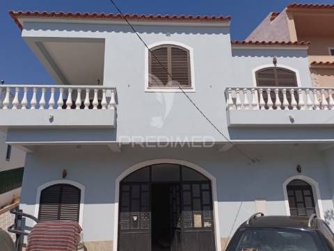 Moradia t3, com armazém e anexo t2