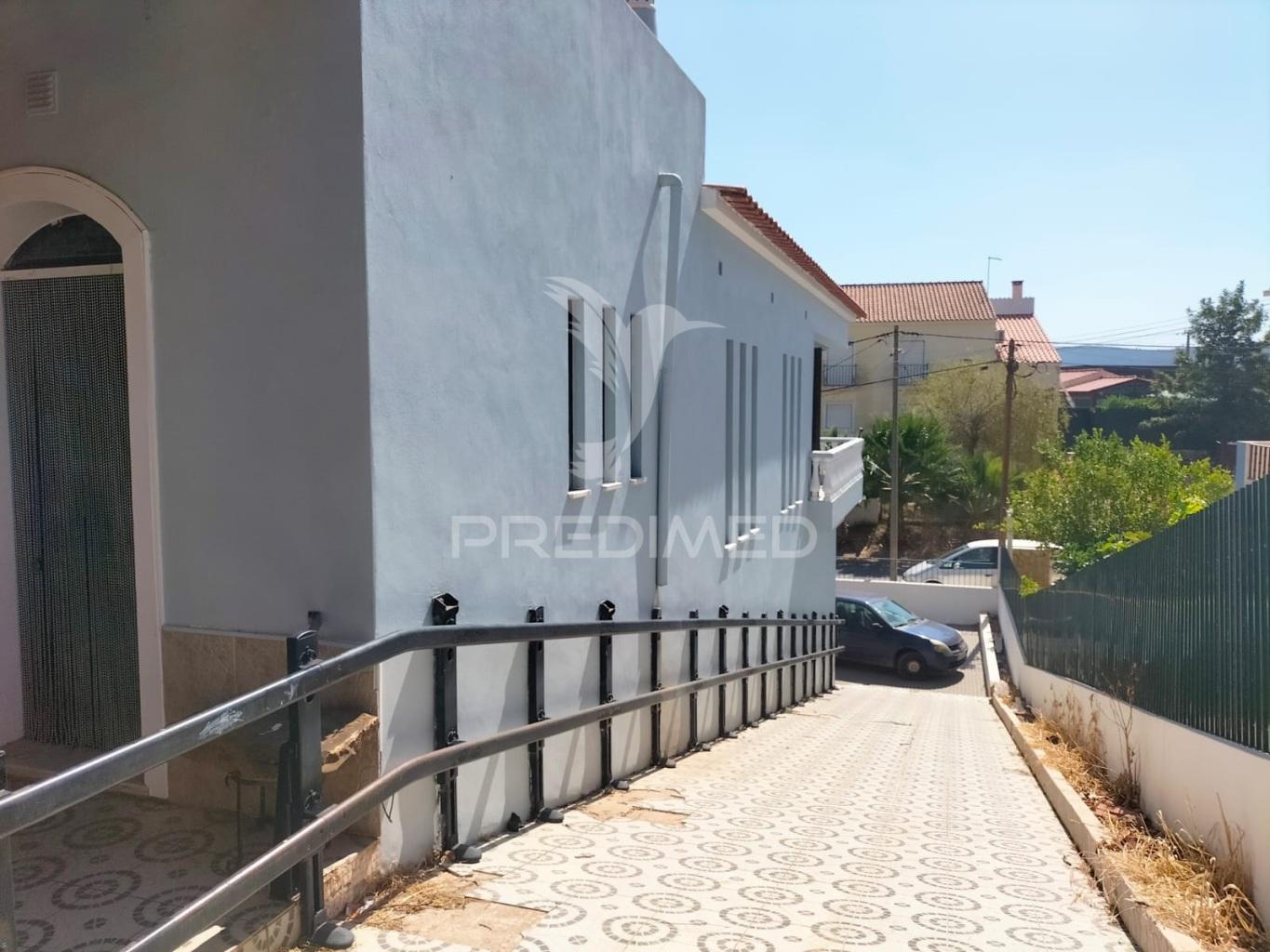 Moradia t3, com armazém e anexo t2