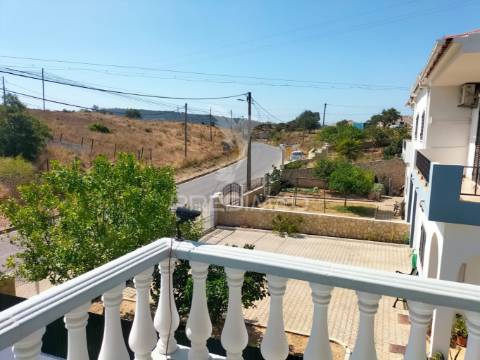 Moradia t3, com armazém e anexo t2