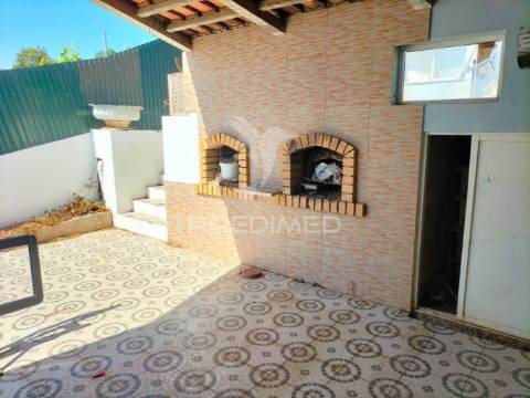 Moradia t3, com armazém e anexo t2