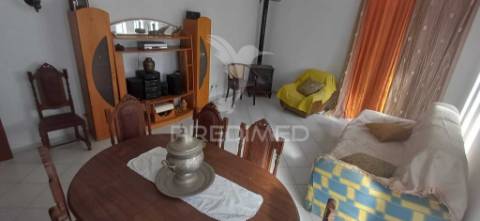 Moradia t3, com armazém e anexo t2