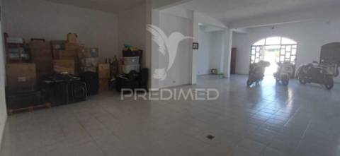 Moradia t3, com armazém e anexo t2