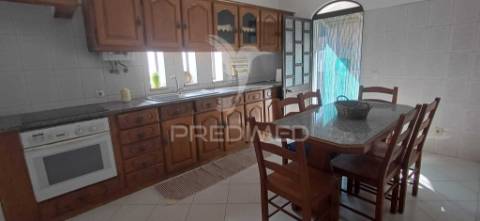 Moradia t3, com armazém e anexo t2