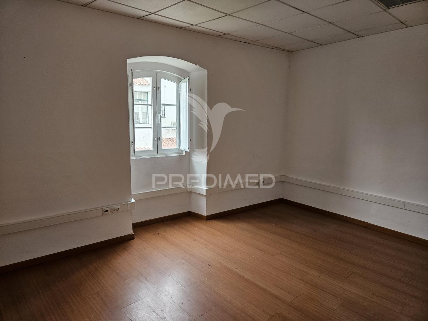 Espaço comercial para arrendamento na vila do crato