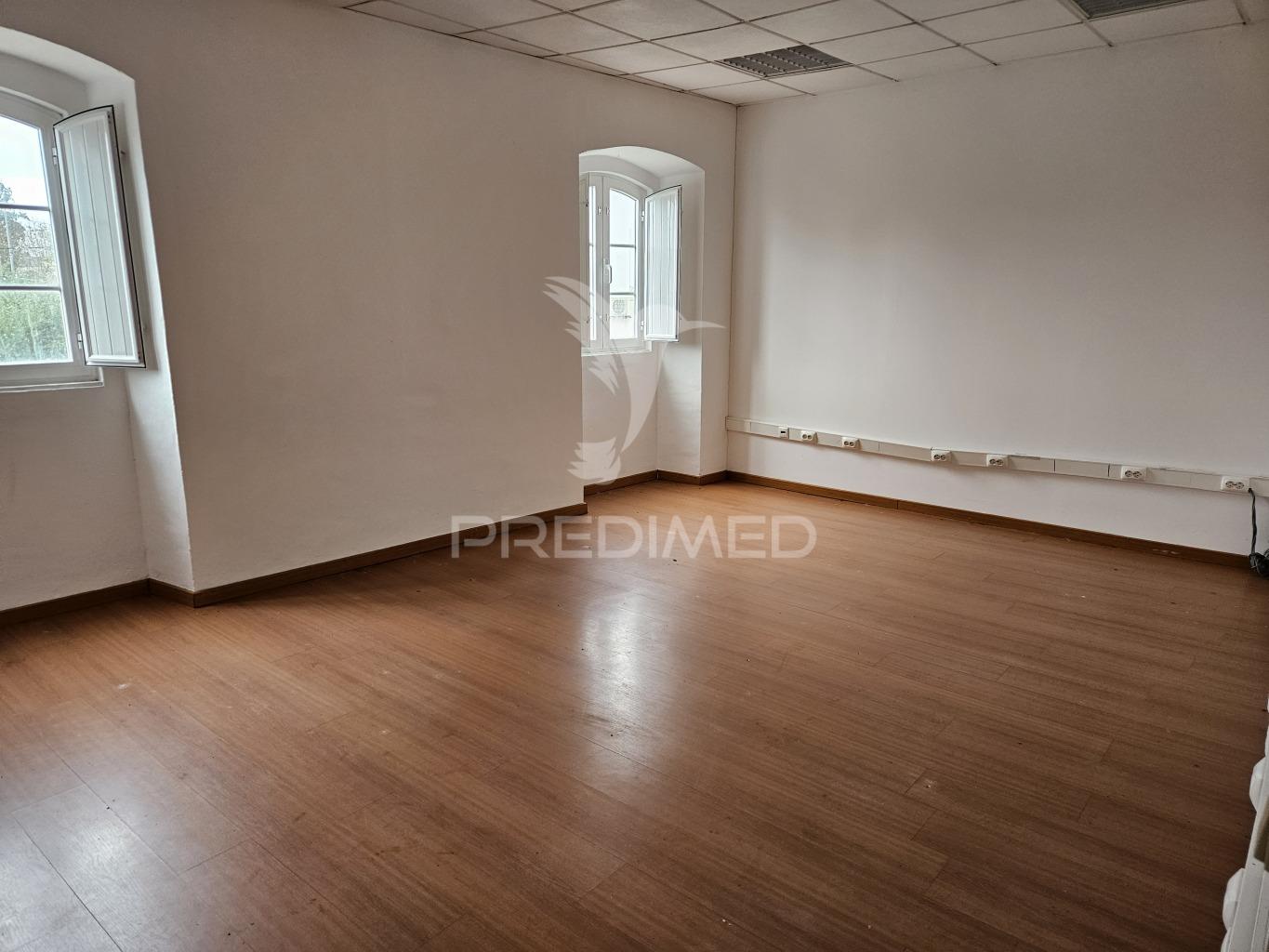 Espaço comercial para arrendamento na vila do crato