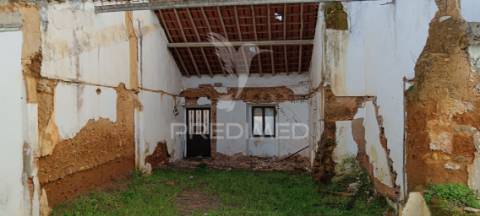 Casa antiga para reconstruir
