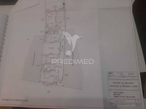 Casa antiga para reconstruir