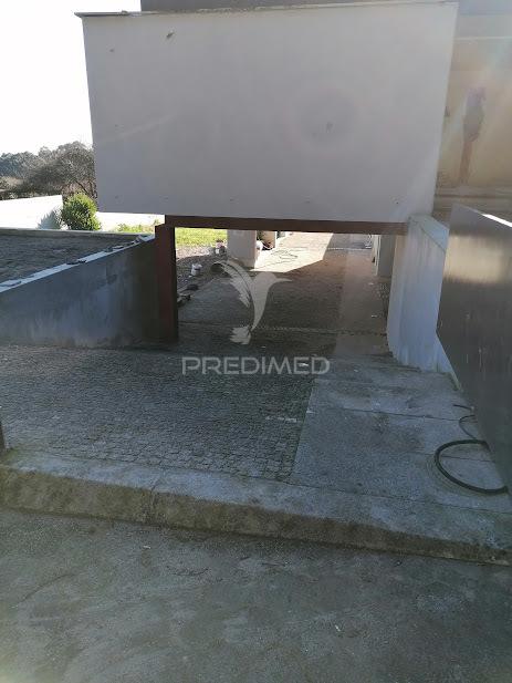 Moradia nova, com 3 pisos e quatro frentes