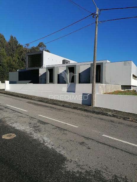 Moradia nova, com 3 pisos e quatro frentes