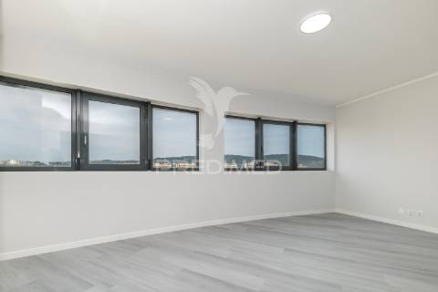 Apartamento t3 renovado com 265m² no centro de braga – são vicente (10.º andar com vista panorâmica)