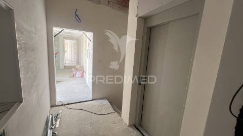 Apartamento t1 na cobertura - amares (junto ao isave) - 55 m2