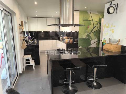 Moradia t4 em condomínio fechado