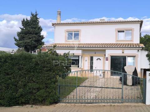 Moradia t4 em condomínio fechado