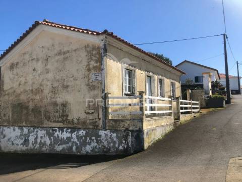 Moradia t4 nos altares em angra do heroísmo