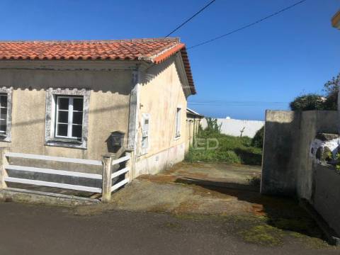 Moradia t4 nos altares em angra do heroísmo